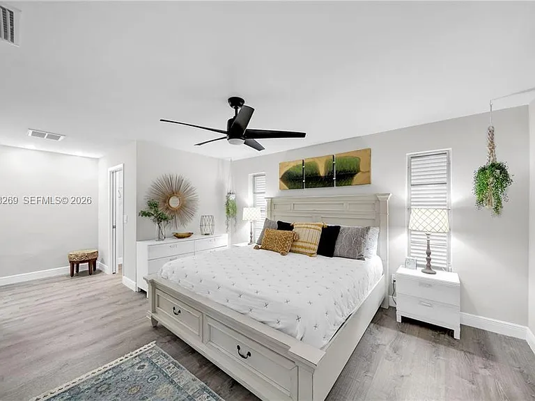 1138 N Lucerne Ave — Photo 13