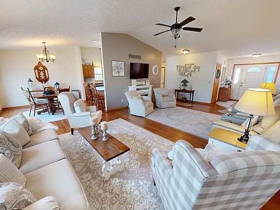 4th image of 961 Neil Cir N