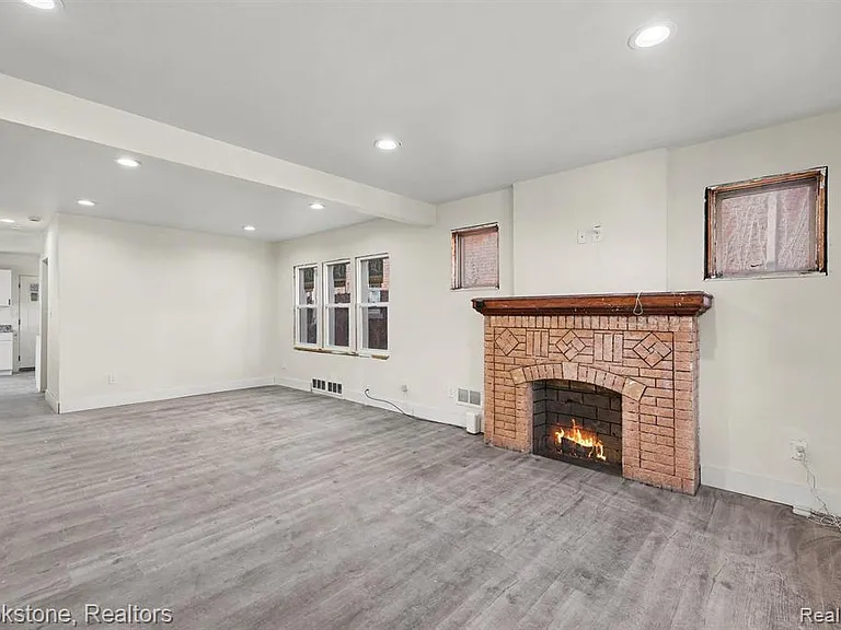 5533 Sheridan St — Photo 6
