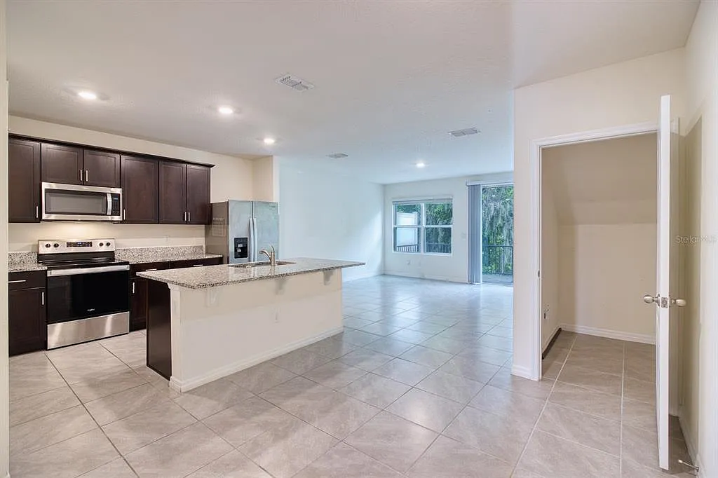 3 bed, 2.5 bath, 1624 sqft, $2,200 — Photo 4