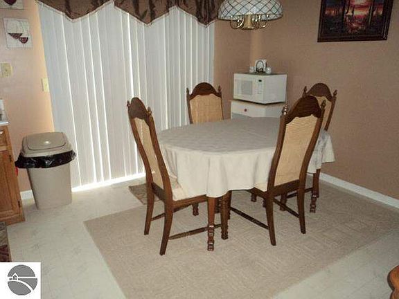 4th image of 20658 NE Red Oak Dr