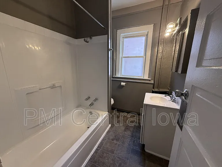 1301 E 12th St #2 — Photo 10