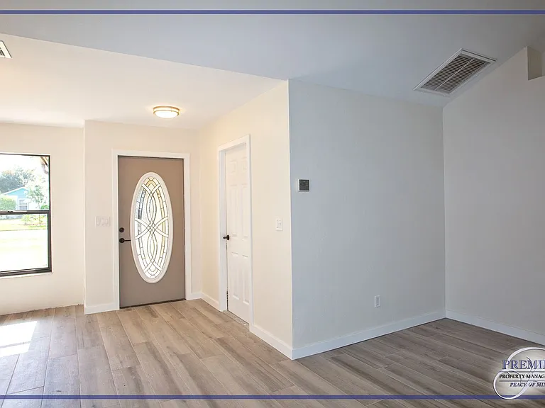 4053 Seaoats Ln — Photo 2