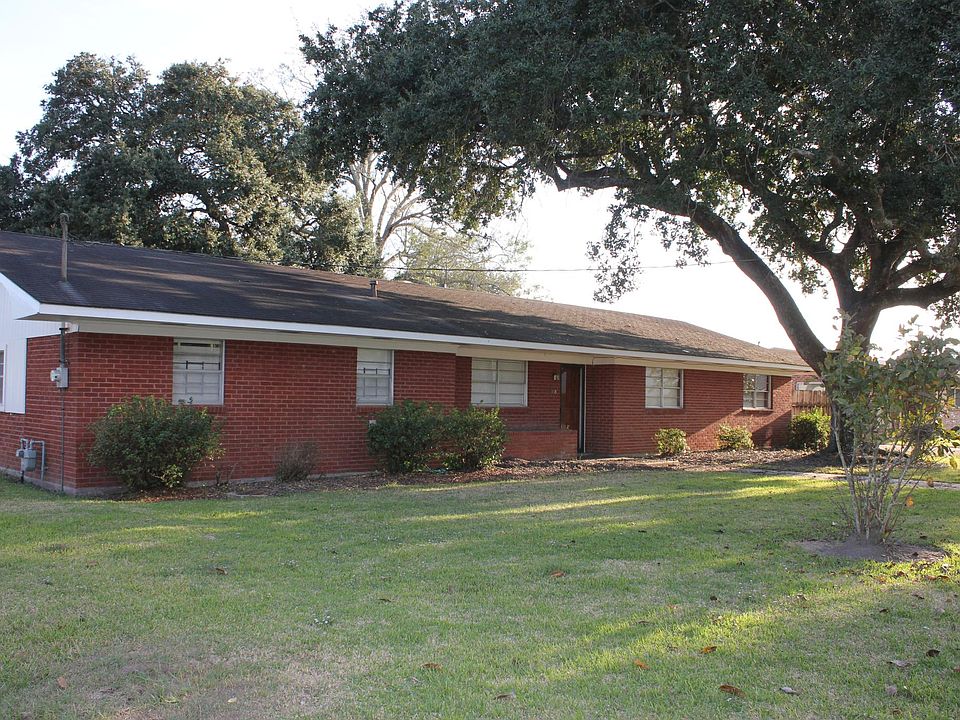 Frontyard situated on Corner Lot 