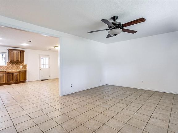 3rd image of 2807 Hollywood Dr