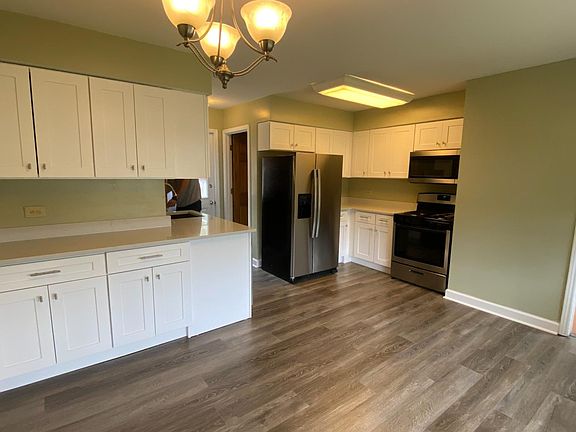 Kitchen full appliances. Eat in space