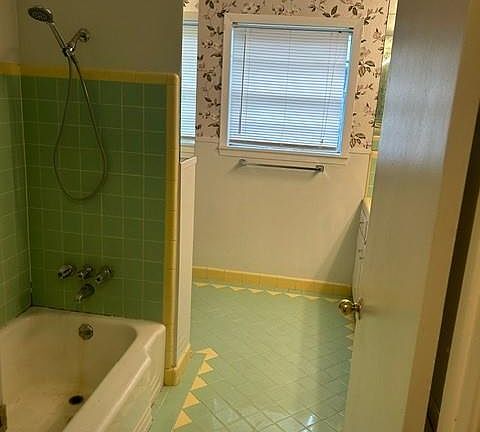 3rd image of 9833 Westview Dr