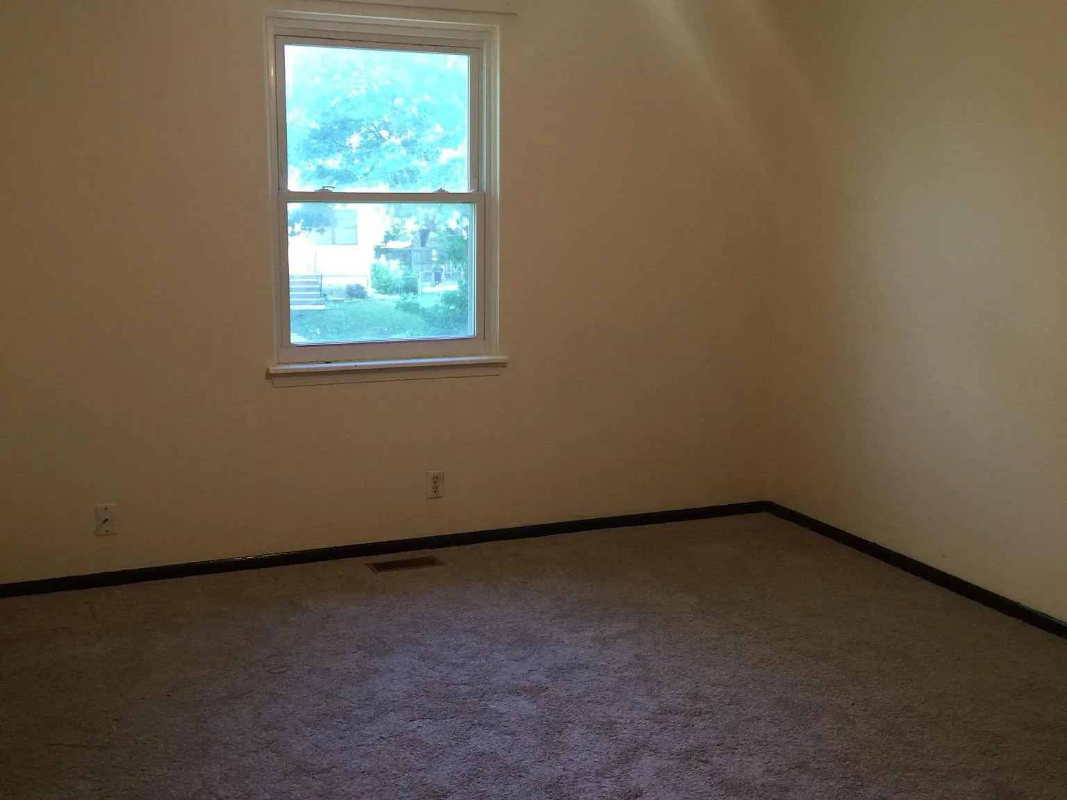 3 bed, 2.5 bath, $1,400 — Photo 2