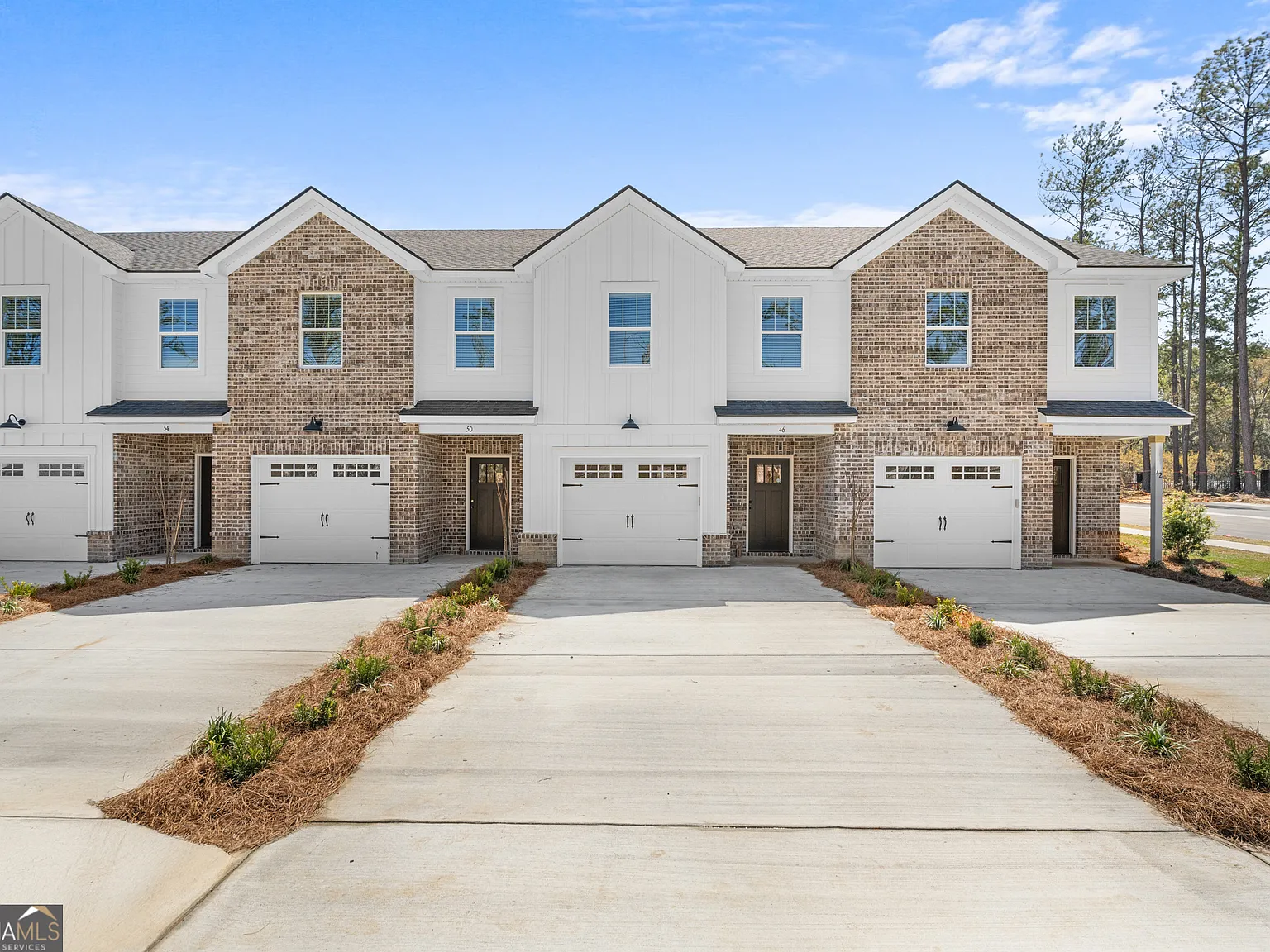 3 bed, 2.5 bath, 1560 sqft, $2,200 — Photo 1