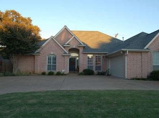 1624 Green Tree Dr, Hurst, TX 76054