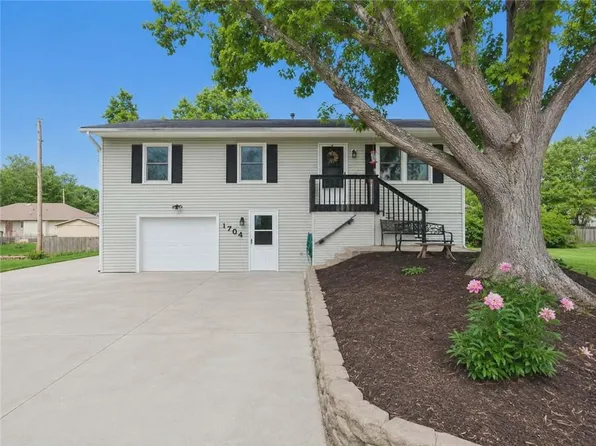 1407 Beverly Cir, Harrisonville, MO 64701