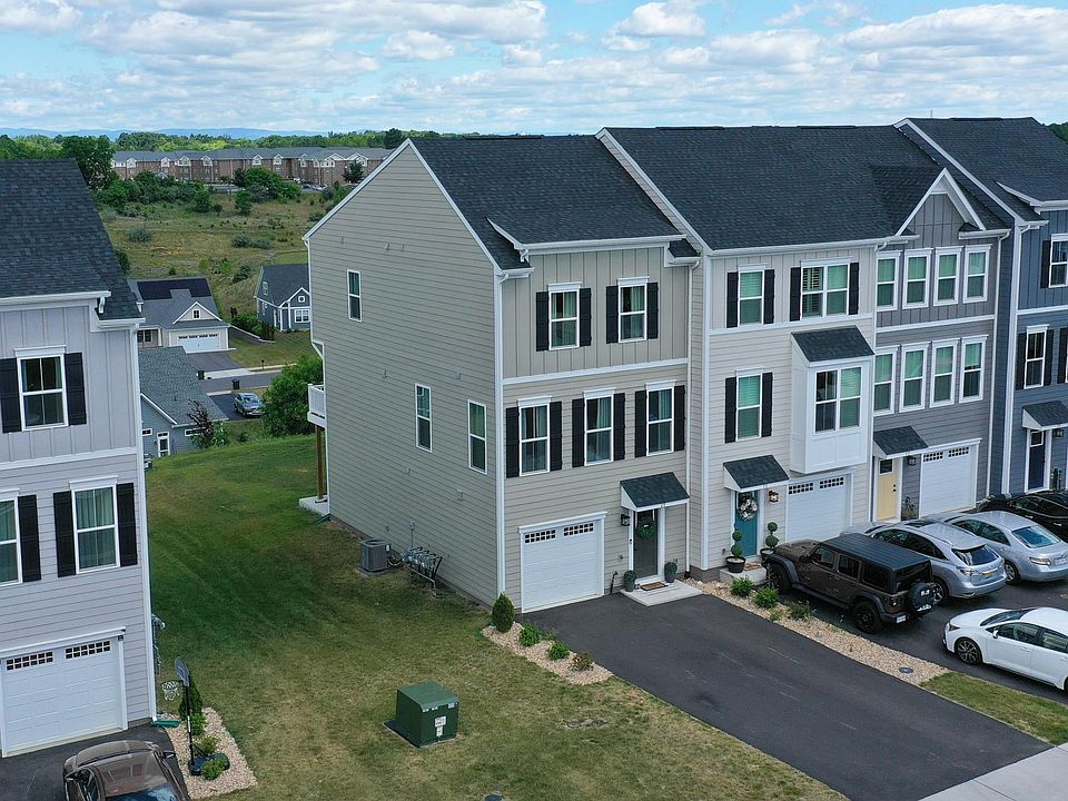 1st image of 28 Iron Horse Ln