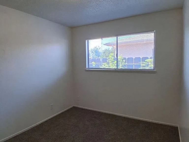 1315 N Garden — Photo 7