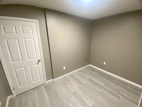 3rd image of 446 Clifton Ave Floor 1