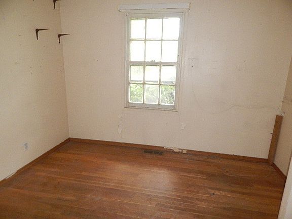5th image of 22411 Clyde Ave