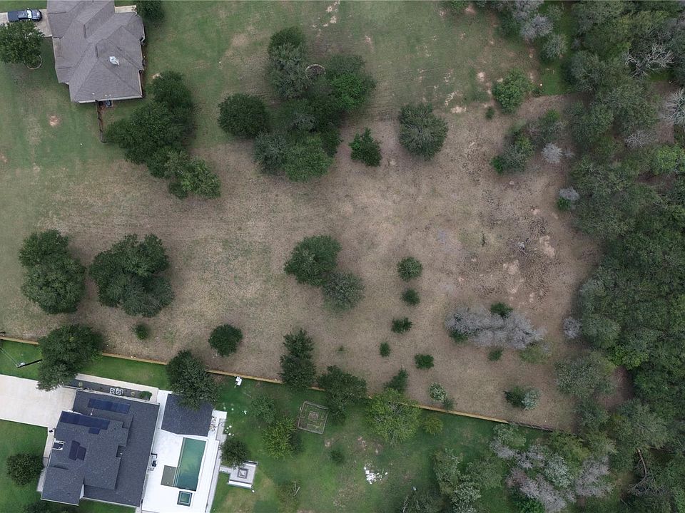 2nd image of 112 Creekwood Trl