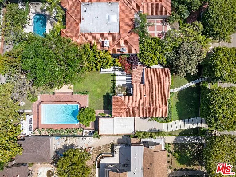 712 N Rodeo Dr — Photo 2