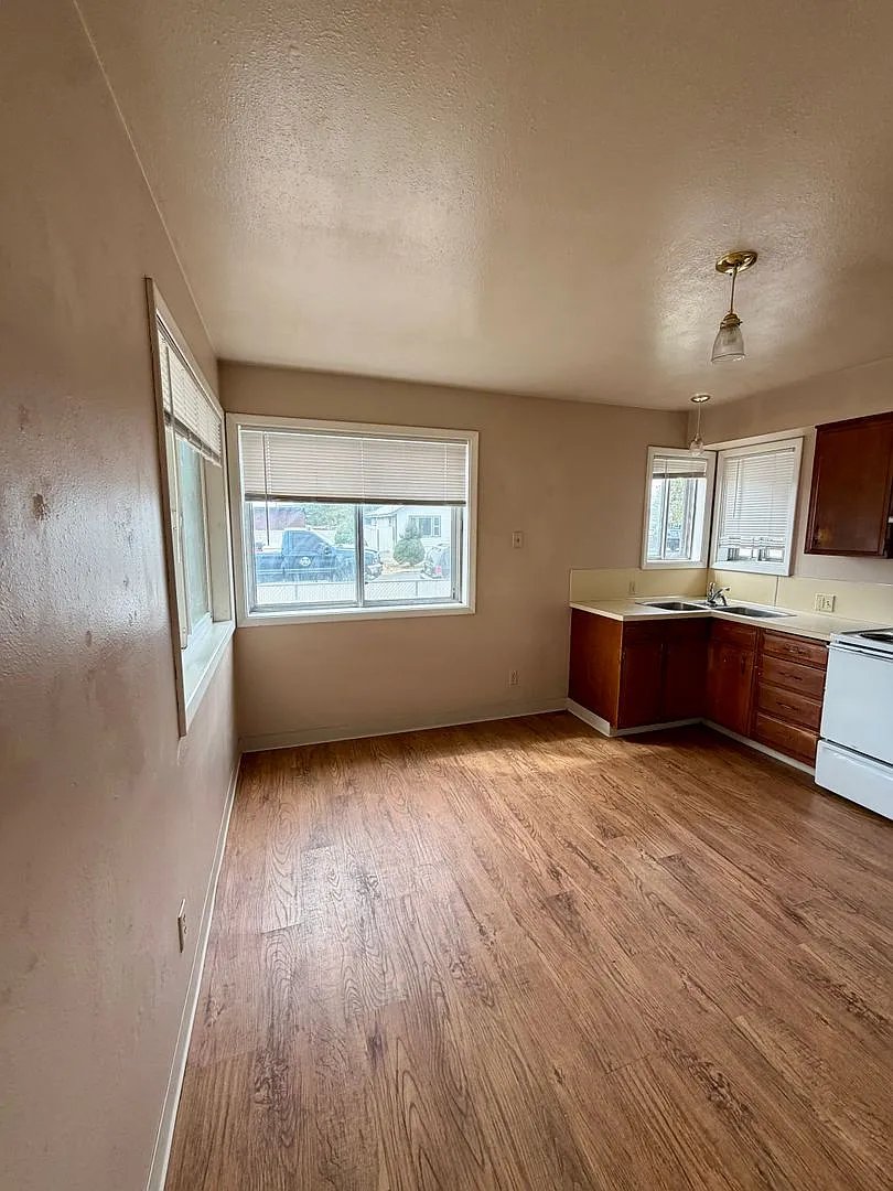 2 bed 1 bath duplex - water, sewer and garbage paid — Photo 3