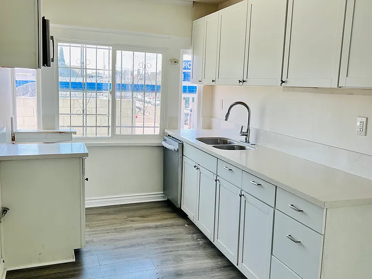 3990 S Normandie Ave — Photo 14
