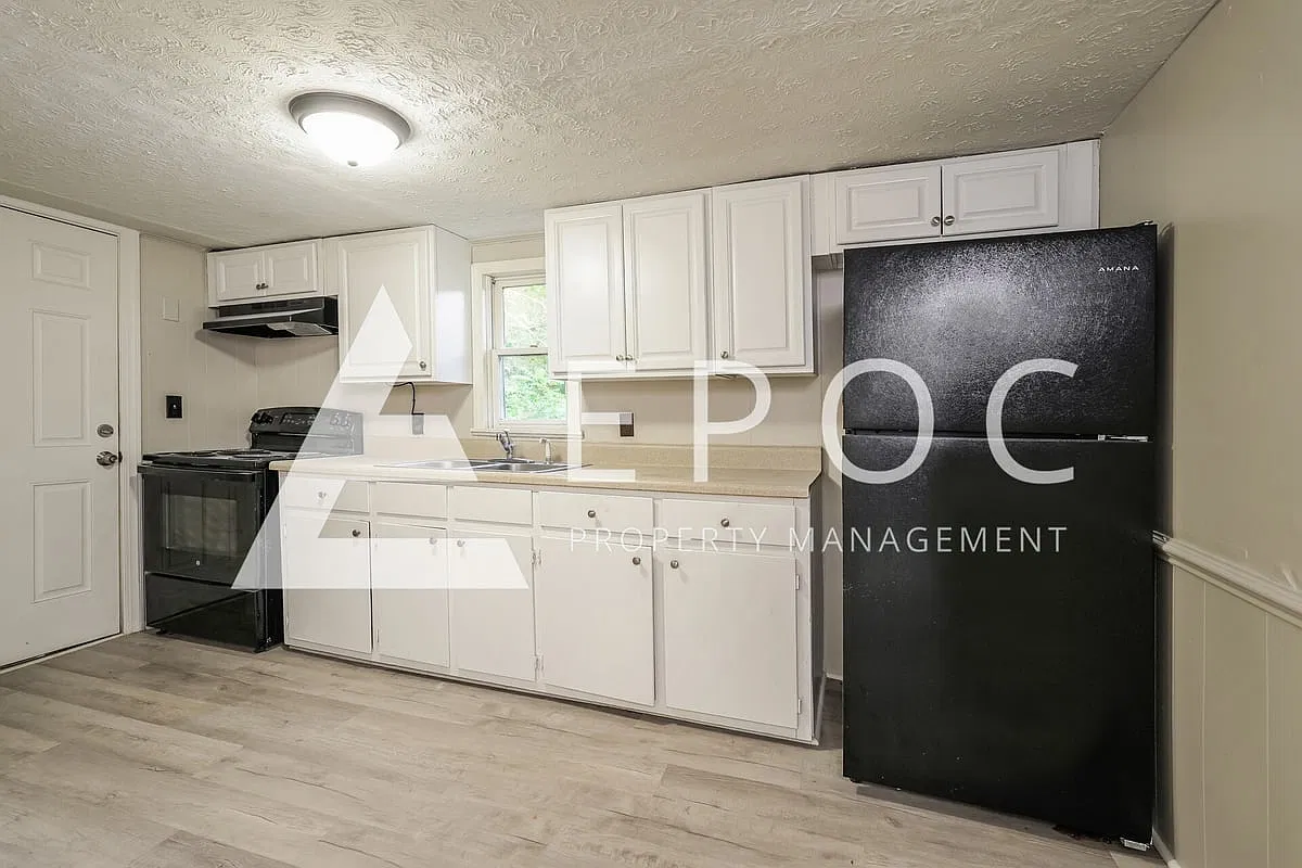 516 Alexander St — Photo 3