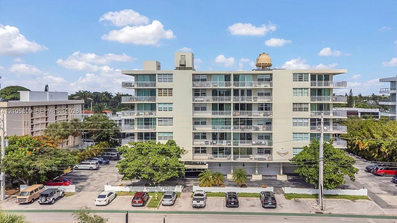 St Regis Apts Condo — Photo 2