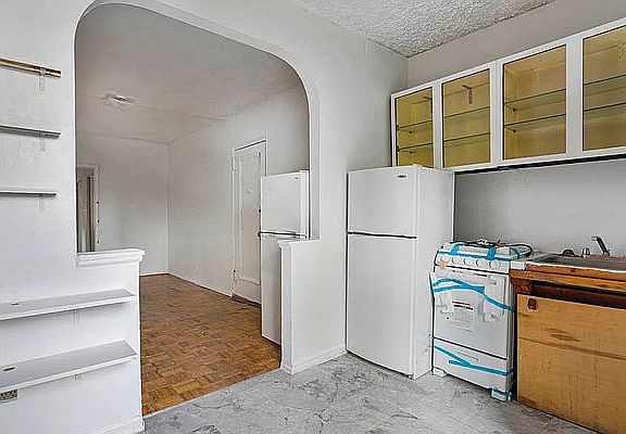 4th image of 34 E 3rd St #2