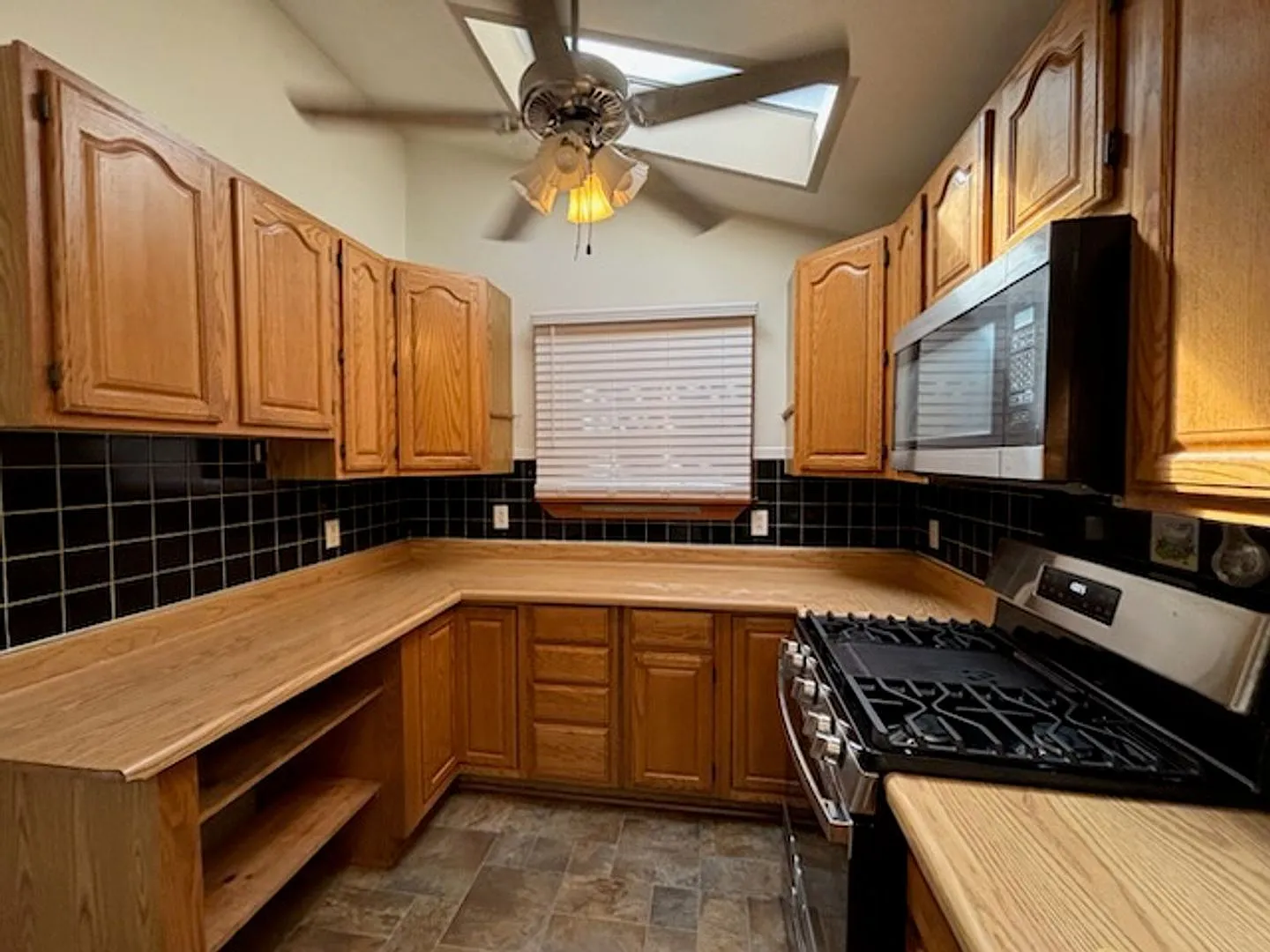 3 bed, 1.0 bath, 1400 sqft, $2,495 — Photo 3