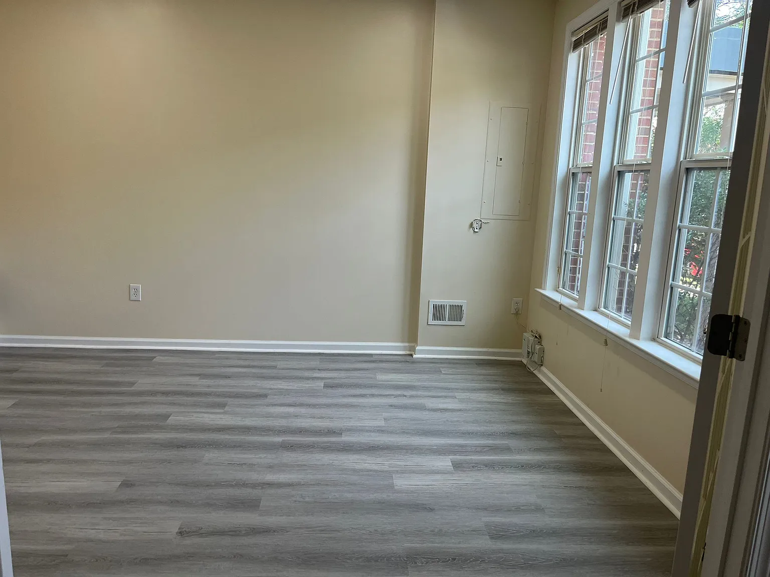 4 bed, 2020 sqft, $3,395 — Photo 2