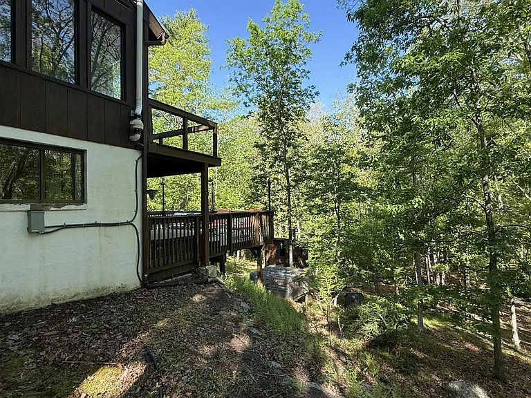 5375 Woodbridge Dr E — Photo 30