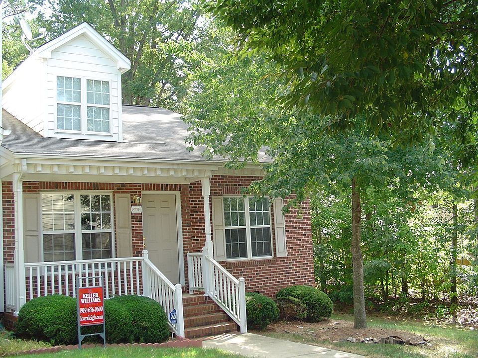 End-unit 3 Bedroom/3 FULL Bath townhome near NCSU