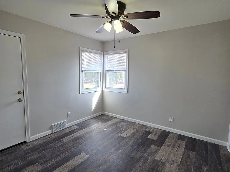 Lake Point Apartments — Photo 12