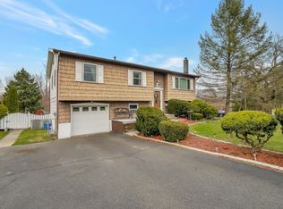 2 Rowan Dr, Garnerville, NY 10923