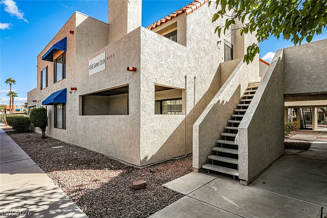 2 bed, 2.0 bath, 981 sqft, $1,420 — Photo 1