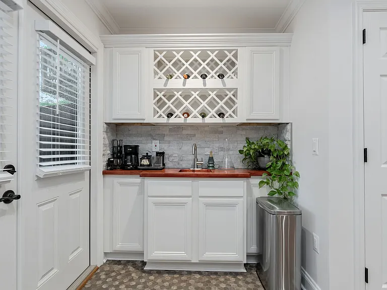 413 Clayton Ln — Photo 40