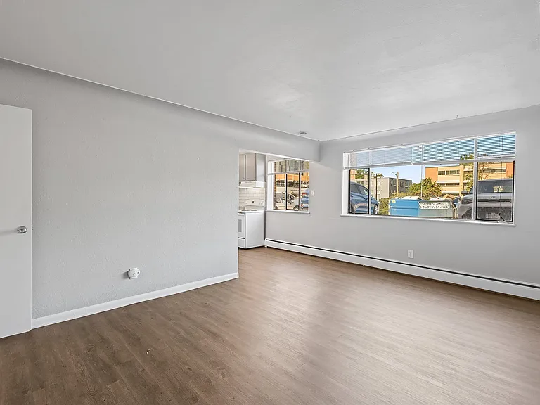 Admiral Apartments — Photo 22