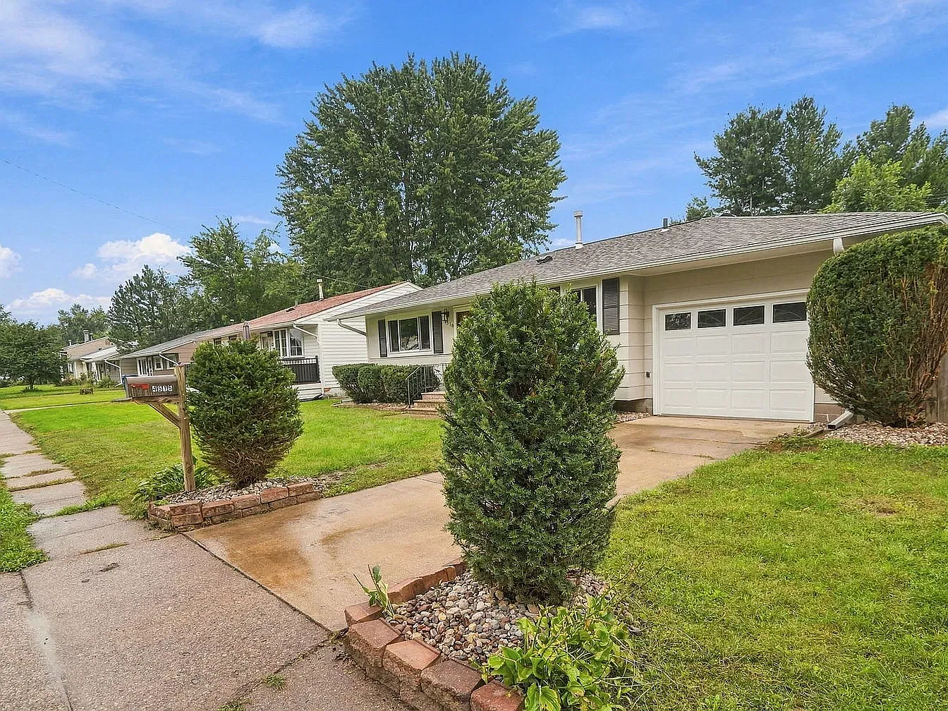 4 bed, 1932 sqft, $1,600 — Photo 2