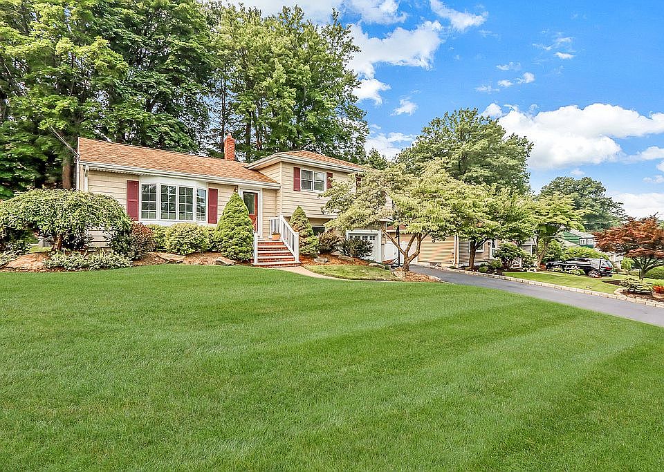1st image of 27 Parker Dr