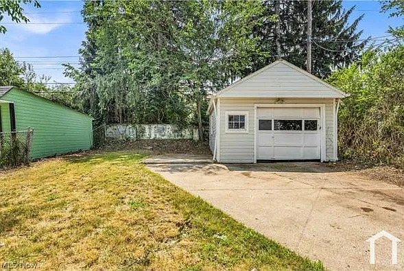15902 Maplewood Ave — Photo 24