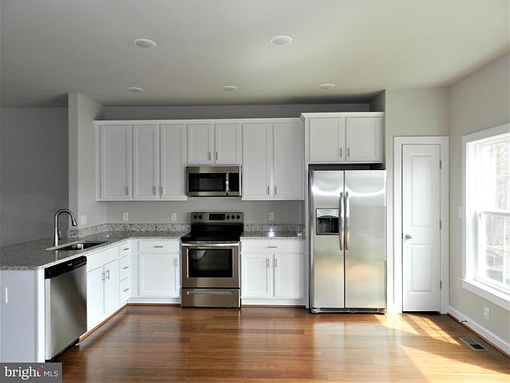 5th image of 82 Andrews Pl