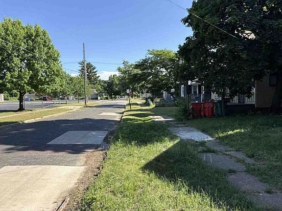 Exterior Neighborhood (street photo)