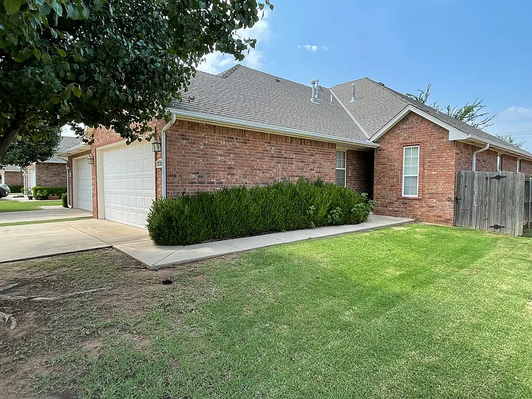 11311 NW 121st Pl — Photo 2