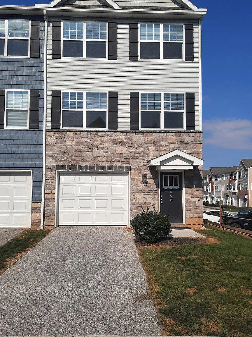 3 bed, 2.5 bath, 2000 sqft, $2,010 — Photo 1