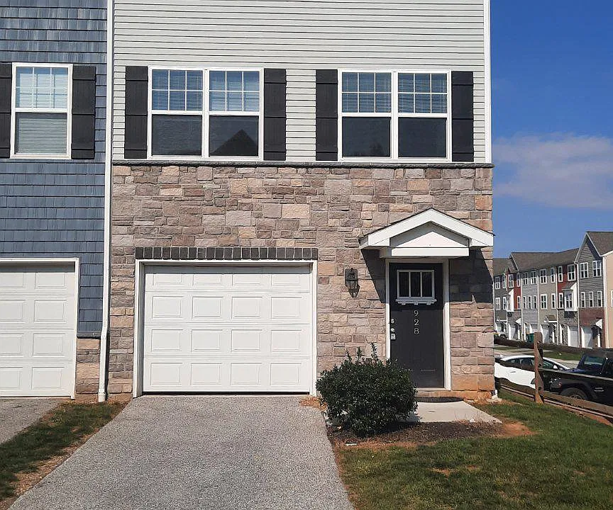 928 Admirals Quay Dr