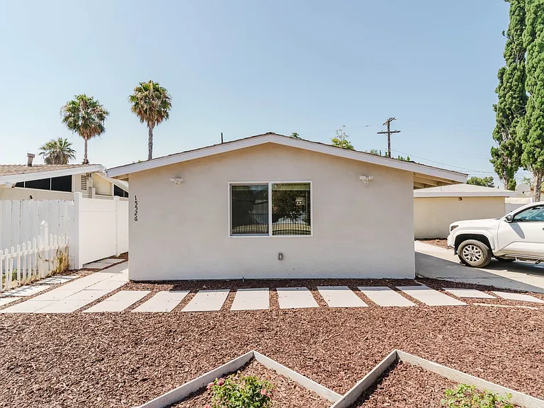15526 Donmetz St — Photo 3