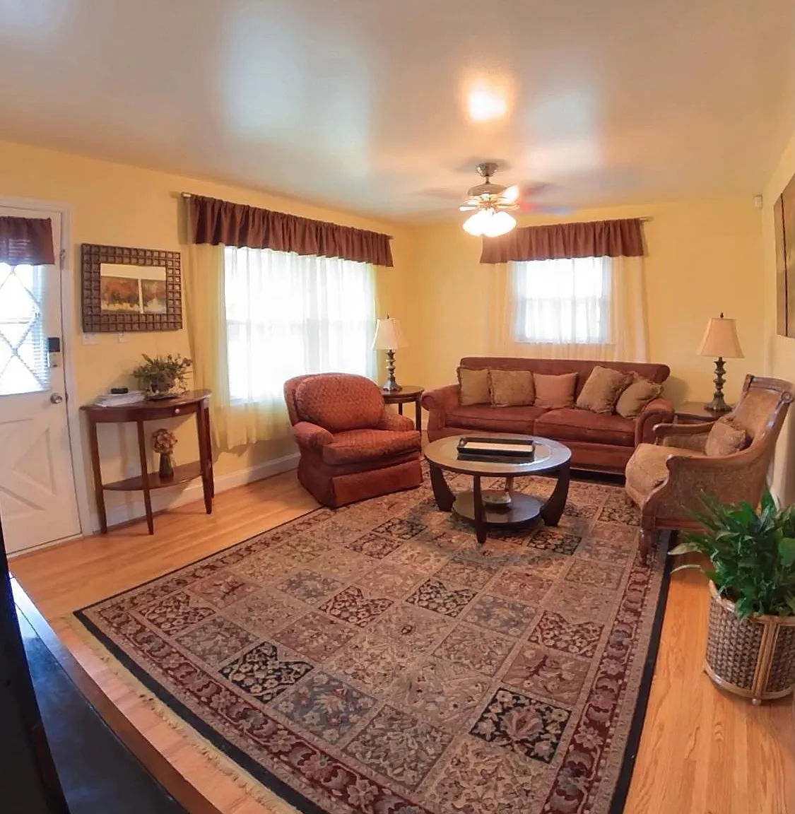 3 bed, 1.5 bath, 1300 sqft, $2,200 — Photo 2
