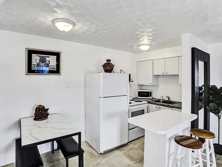 820 NE 16th Ave — Photo 6