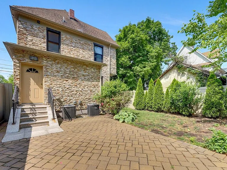 115 W Englewood Ave — Photo 23