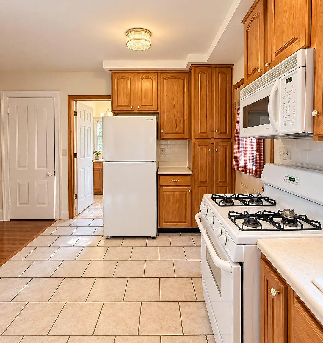 2 bed, 1.5 bath, 900 sqft, $2,200 — Photo 2