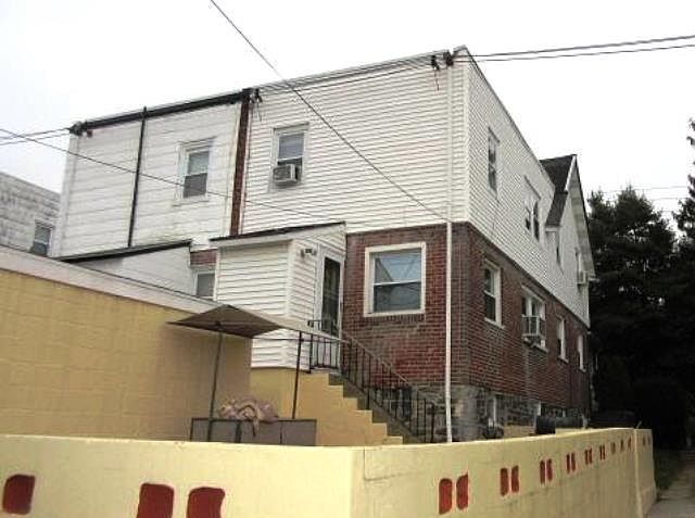 2nd image of 220 W Marshall Rd