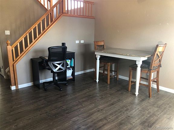 AS YOU ENTER THE HOME. YOU HAVE YOUR LIVING ROOM WITH HIGH CEILINGS AND 2 WINDOWS THAT ALLOW LOTS OF NATURAL LIGHT.